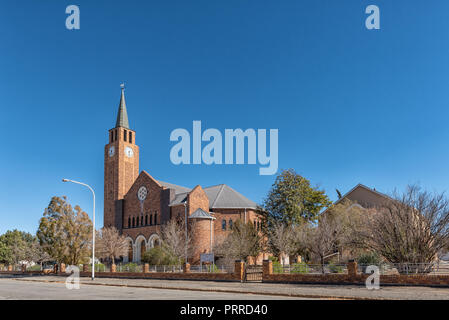 DE AAR, SÜDAFRIKA, August 6, 2018: eine Straße, Szene, mit der Niederländischen Reformierten Kirche und Rathaus, in De Aar in der Northern Cape Provinz Stockfoto