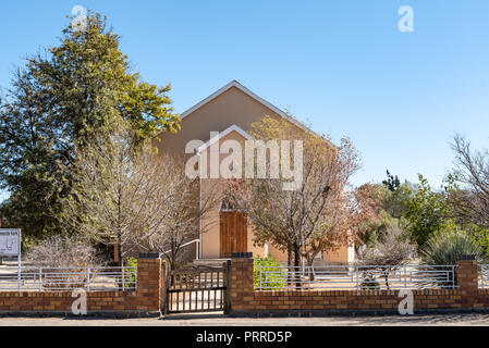 DE AAR, SÜDAFRIKA, August 6, 2018: eine Straße, Szene, mit der Niederländischen Reformierten Kirche Hall, in De Aar in der Northern Cape Provinz Stockfoto