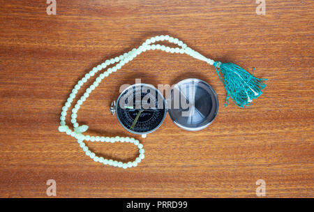 Quibla/Qibla Kompass, die Muslime für die Richtung von Mekka, mit subha Gebetsperlen Stockfoto