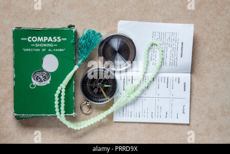 Gut genutzt/Quibla Qibla Kompass (die Muslime verwenden für die Suche nach Richtung Mekka) mit Box, Anleitung in Englisch und subha Gebetsperlen Stockfoto