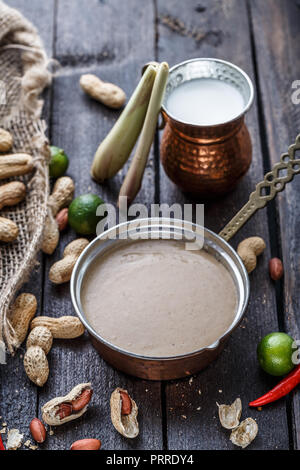 Erdnuss-sauce oder Satay Sauce für Hähnchenspieße Stockfoto