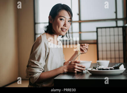 Schönen japanischen Frau, Lifestyle Momente Stockfoto