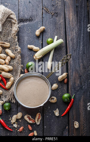 Zutaten für Erdnuß-Sauce auf eine Tabelle, kopieren Raum Stockfoto