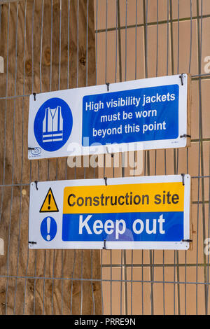 Warnschild "Gesundheit und Sicherheit" am Zaun der Baustelle. Sicherheitsschild für den Standort. Stockfoto