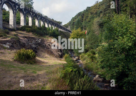 Glen Mooar Tal mit Motor stab Viadukt von Laxey Wheel sichtbar auf der linken Seite. Stockfoto