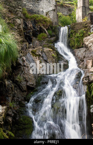 Schönen Wasserfall an der Laxey Wheel Ort, Laxey, von der Insel Man Stockfoto