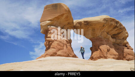 Ältere weibliche erkunden und Wandern auf Sandstein Canyon Rock im Freien Stockfoto