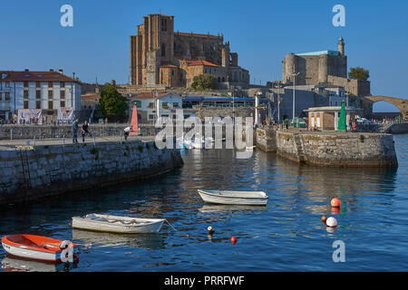 Panoramablick auf die Altstadt des Fischerdorfes Noja, Kantabrien, Spanien, Europa Stockfoto