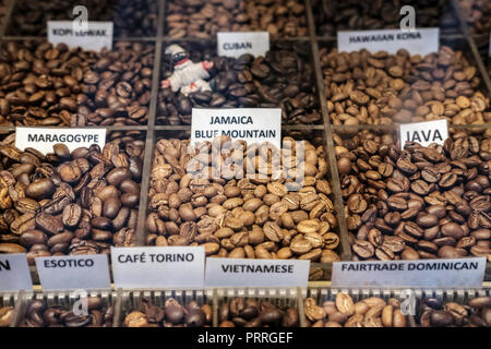 UK, London, Soho-algerischen Coffee Company - Vielfalt der Kaffeebohnen auf Anzeige Stockfoto