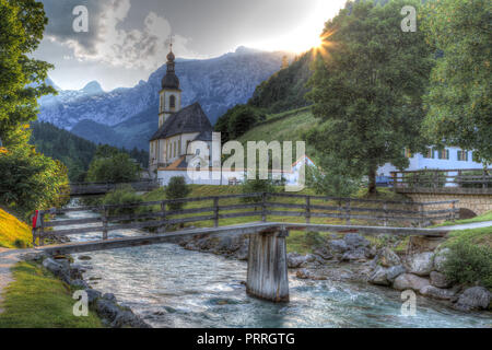 Pfarrkirche St. Sebastian mit Ramsauer Ache, Ramsau, Berchtesgadener Land, Bayern, Deutschland Stockfoto