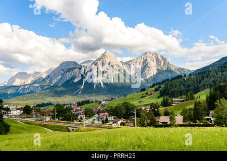 Blick auf Leermoos und Ehrwald, Fern- Radweg Via Claudia Augusta, im Hintergrund Ehrwalder Sonnenspitze Stockfoto