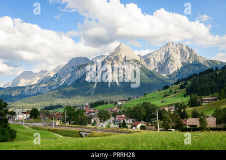 Blick auf Leermoos und Ehrwald auf der Langstrecke Radweg Via Claudia Augusta, im Hintergrund Ehrwalder Sonnenspitze Stockfoto