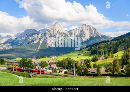 Blick auf Leermoos und Ehrwald auf der Via Claudia Augusta - Radweg, Berglandschaft mit Ehrwalder Sonnenspitze Stockfoto