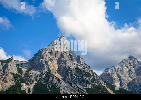 Ehrwalder Sonnenspitze, Berglandschaft mit bewölkter Himmel, Tiroler Alpen, ehrwalder Becken, in der Nähe von Ehrwald, Lermoos, Tirol, Österreich Stockfoto