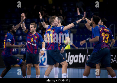 2. Oktober 2018, Palau Blaugrana, Barcelona, Spanien; Liga ASOBAL Handball; FC Barcelona Lassa versus CB Cangas; Victor Tomas, Lasse Andersson, Aitor Stockfoto