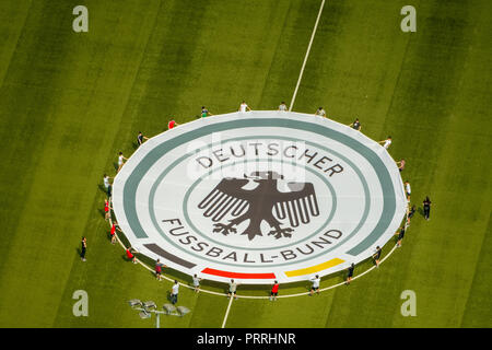 Junge Fußballspieler mit ausgerollt Fahne mit Wappen Deutscher Fußball-Bund, Stadion Niederrhein, Oberhausen Stockfoto