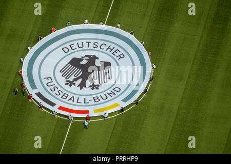 Junge Fußballspieler mit ausgerollt Fahne mit Wappen Deutscher Fußball-Bund, Stadion Niederrhein, Oberhausen Stockfoto