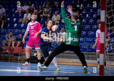 2. Oktober 2018, Palau Blaugrana, Barcelona, Spanien; Liga ASOBAL Handball; FC Barcelona Lassa versus CB Cangas; Casper Mortensen des FC Barcelona verscheuchen Stockfoto