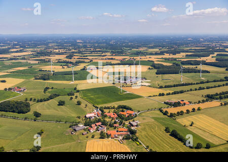 Bauernhöfe zwischen Feldern und Windkraftanlagen, in der Nähe von warendorf, Münsterland, Nordrhein-Westfalen, Deutschland Stockfoto