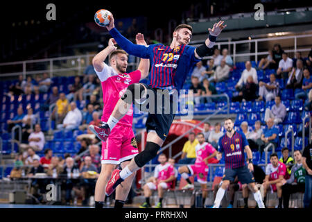2. Oktober 2018, Palau Blaugrana, Barcelona, Spanien; Liga ASOBAL Handball; FC Barcelona Lassa versus CB Cangas; Ludovic Fabregas des FC Barcelona verscheuchen Stockfoto