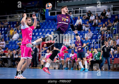 2. Oktober 2018, Palau Blaugrana, Barcelona, Spanien; Liga ASOBAL Handball; FC Barcelona Lassa versus CB Cangas; Ludovic Fabregas des FC Barcelona verscheuchen Stockfoto