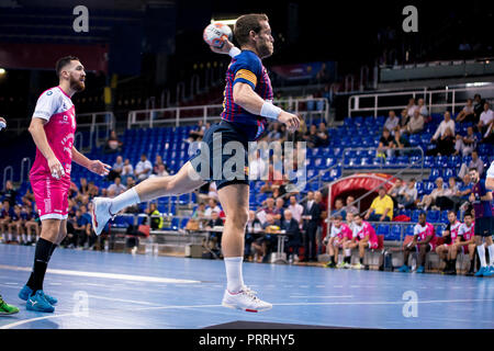 2. Oktober 2018, Palau Blaugrana, Barcelona, Spanien; Liga ASOBAL Handball; FC Barcelona Lassa versus CB Cangas; Victor Tomas des FC Barcelona schießen Stockfoto