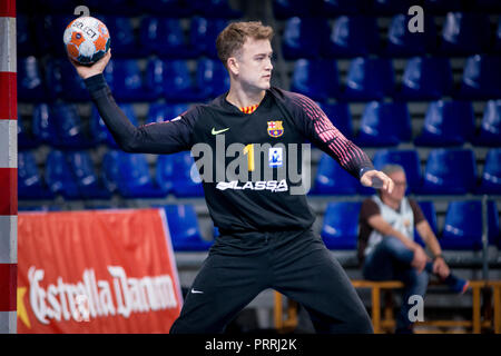 2. Oktober 2018, Palau Blaugrana, Barcelona, Spanien; Liga ASOBAL Handball; FC Barcelona Lassa versus CB Cangas; Gonzalo Pérez de Vargas Torwart von Stockfoto