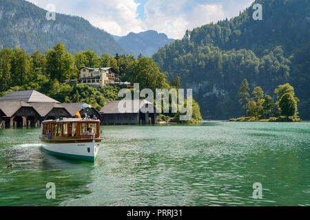 Ausflugsschiff am Königsee am Pier Seelände, Berglandschaft, Schönau am Königssee, Nationalpark Berchtesgaden Stockfoto