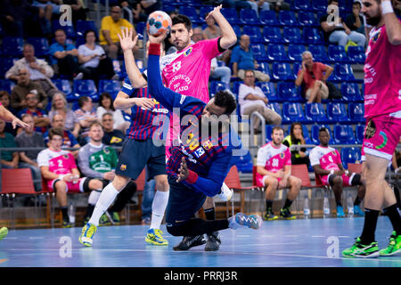 2. Oktober 2018, Palau Blaugrana, Barcelona, Spanien; Liga ASOBAL Handball; FC Barcelona Lassa versus CB Cangas; Cedric Sorhaindo des FC Barcelona fallen Stockfoto