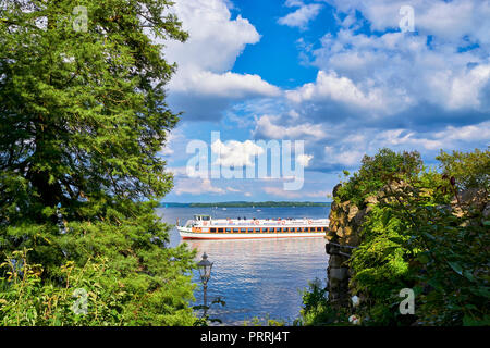 Ansicht der traditionellen Ausflug Schiff mit historischen am berühmten See an einem sonnigen Tag mit blauen Himmel und Wolken im Sommer, Deutschland Stockfoto