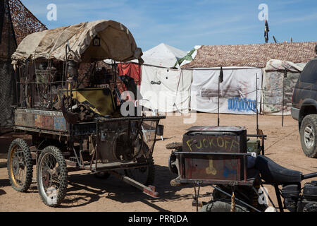 Edwards, CA/USA - September 2018: Die jährliche Ödland Wochenende post-apokalyptischen Festival findet in der Mojave Wüste. Stockfoto