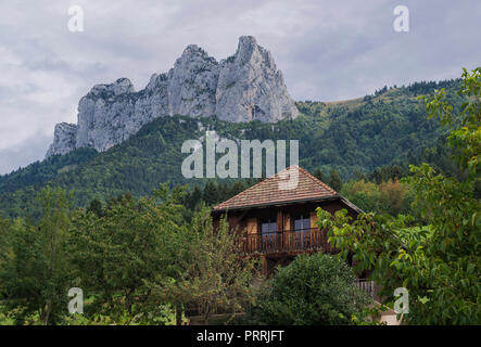 Dents de Lanfon (Zähne der Lanfon) sind eine kleine Kette von Bergen in Frankreich, von oben bietet es einen herrlichen Blick über den ganzen See von Annecy. Stockfoto