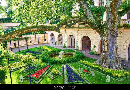 Schönen park Szene in öffentlichen Park mit altem Baumbestand und Brunnen Stockfoto