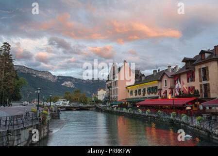 Sonnenuntergang über der Altstadt von Annecy. Annecy ist eine alpine Stadt im Südosten von Frankreich, wo der Fluss Thiou trifft auf den See von Annecy. Stockfoto