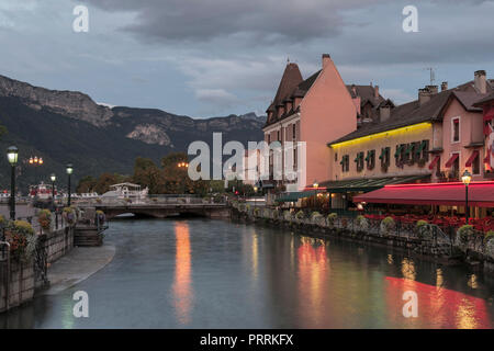 Sonnenuntergang über der Altstadt von Annecy. Annecy ist eine alpine Stadt im Südosten von Frankreich, wo der Fluss Thiou trifft auf den See von Annecy. Stockfoto