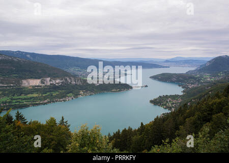 Blick auf den See von Annecy vom Col de La Forclaz, Frankreich. Der See von Annecy ist eine atemberaubende See umgeben von Bergen. Stockfoto