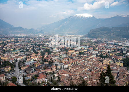 Blick auf Riva del Garda von der Kapelle von Santa Barbara, Italien Stockfoto