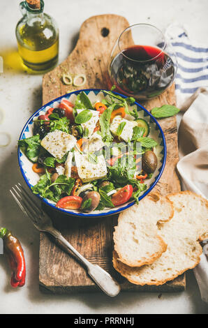 Traditionelle hausgemachte Griechischer Salat mit Feta und Oliven Stockfoto