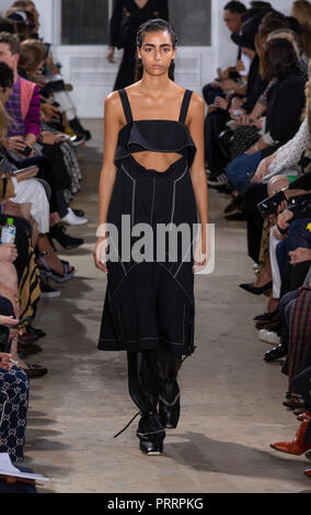 New York, NY - 10. September 2018: Modell geht der Start- und Landebahn am Proenza Schouler Spring/Summer 2019 fashion show während der New York Fashion Week bei 30 Wall Street Stockfoto