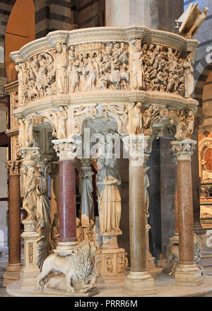 Italienische gotische Kanzel von Giovanni Pisano in Pisa Dom auf der Piazza dei Miracoli (Piazza del Duomo). Stockfoto