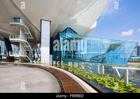 Art Science Museum Schilder Schriften auf dem Teich. Singapur Stockfoto