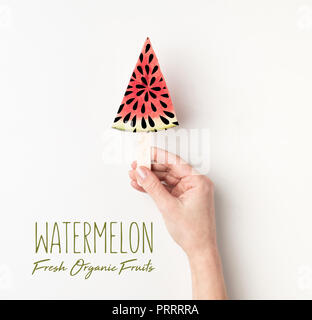 7/8-Ansicht von Peron holding Wassermelone auf Stick, mit 'Wassermelone frische organische Früchte" Schriftzug Stockfoto