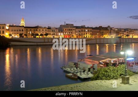 Guadalquivir und schwimmenden Bar, im Hintergrund der Stadtteil Triana, Sevilla, Andalusien, Spanien, Europa. Stockfoto