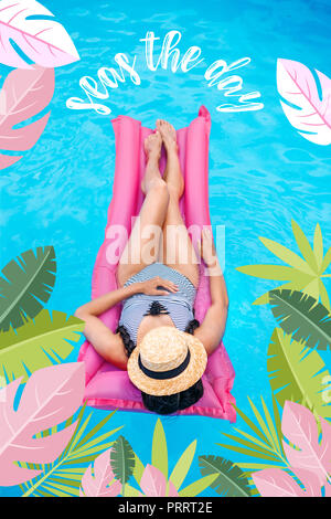 Junge Frau mit Strohhut, die schwimmend auf Luftmatratze im Pool. Meere der Tag inspiration mit Palmblättern Stockfoto