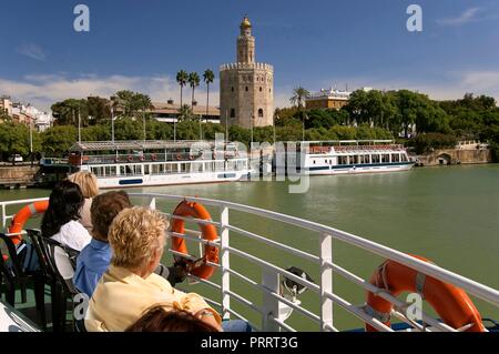 Sightseeing Kreuzfahrt auf dem Fluss Guadalquivir und der Goldene Turm, Sevilla, Andalusien, Spanien, Europa. Stockfoto