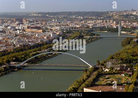 Panorama mit Fluss Guadalquivir und die Insel La Cartuja, Sevilla, Andalusien, Spanien, Europa. Stockfoto