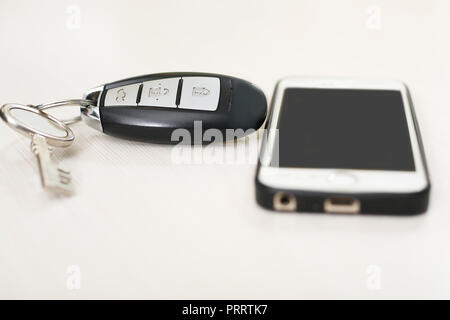 Bild von Smartphones mit dem Auto remote und Schlüssel. Stockfoto