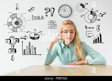 Geschäftsfrau, sitzen am Tisch und auf Dokumente mit Business Icons um Stockfoto