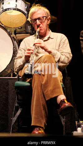 Woody Allen führt im Konzert mit seiner New Orleans Jazz Band auf der Bank Atlantic Center in Sunrise Florida am 28. Dezember 2006. Stockfoto