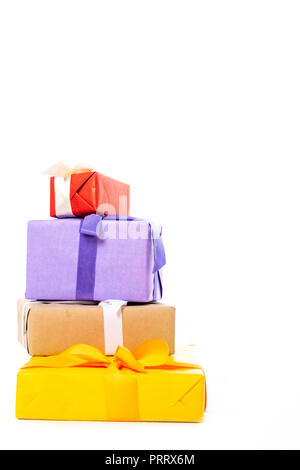 Stapel von bunten Geschenkboxen auf weißem Hintergrund Stockfoto